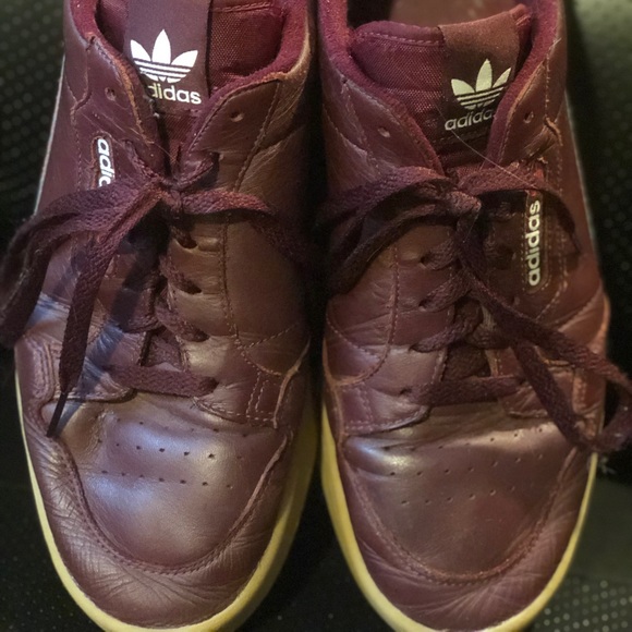 Men’s Adidas worn shoes size 11 1/2 burgundy - Picture 2 of 3